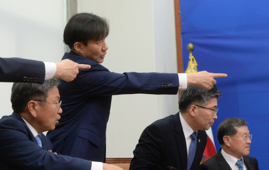 20일 오전 국회에서 열린 검경 수사권 조정을 위한 ‘경찰개혁의 성과와 과제’ 당·정·청 협의회에서 조국(왼쪽 두 번째) 청와대 민정수석 등이 더불어민주당 참석자들에게 회의실 중앙에서 사진을 찍자며 손가락으로 방향을 가리키고 있다.
