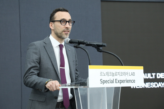 라파엘 리나리 르노디자인아시아(RDA) 총괄 상무가 르노그룹의 차량 디자인 방향성을 설명하고 있다.    르노삼성차 제공