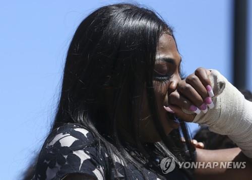 집단폭행 경험 고발하는 트랜스젠더 여성 뮬레이시아 부커 [AP=연합뉴스]