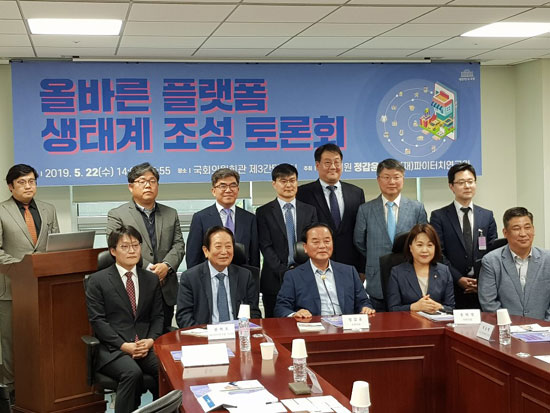 사진 앞줄 오른쪽부터 최승재 소상공인연합회장, 송희경·정갑윤 의원, 권혁조 이사장, 김종욱 천안시의회 사무국 박사.