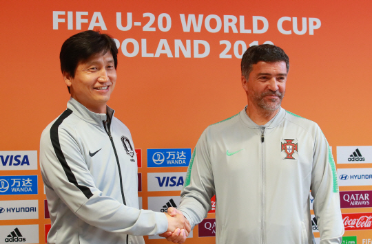 정정용(왼쪽) 대표팀 감독과 엘리우 소사 포르투갈 감독이 24일 오전(한국시간) 폴란드 비엘스코 비아와의 비엘스코-비아와 스타디움에서 열린 20세 이하 월드컵 F조 조별리그 1차전 공식 기자회견에서 악수를 하고 있다.  연합뉴스