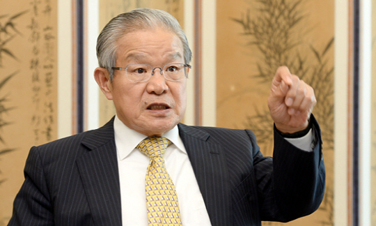 권태신 전경련 상근부회장 겸 한국경제연구원장이 기업 활력 제고를 위한 법인세 인하와 상속세 부담 완화, 노동시장의 유연성 제고 등 노동개혁 필요성을 상세히 설명하고 있다. 그는 “규제도 큰 규제, 덩어리 규제부터 풀고 노동생산성에 기반을 둔 노동정책을 추진해야 한다”고 말했다.  곽성호 기자 tray92@