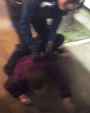 지난 13일 서울 구로경찰서의 한 여경이 경찰을 폭행하고 행패를 부리는 취객을 제압하고 있다.  연합뉴스