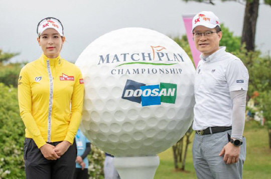 김남순 화남한의원 원장이 지난 19일 강원 춘천시 라데나 골프클럽에서 열린 KLPGA투어 두산 매치플레이에서 3∼4위전을 마친 뒤 딸 자영이와 대회 엠블럼을 배경으로 기념사진을 찍고 있다.  김남순 원장 제공