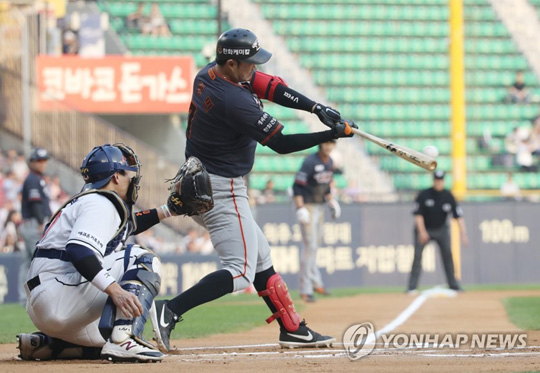 (서울=연합뉴스) 24일 서울 잠실야구장에서 열린 프로야구 한화와 두산의 경기. 1회초 1사 1, 3루에서 한화 송광민이 1타점 적시타를 날리고 있다. 2019.5.24