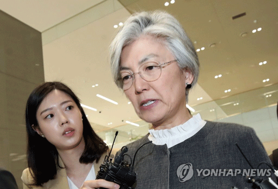 (영종도=연합뉴스) 강경화 외교부 장관이 25일 오후 인천국제공항을 통해 귀국하며 한미 정상 간 전화통화 내용을 주미대사관의 간부급 외교관이 자유한국당 강효상 의원에게 유출한 사건과 관련한 취재진의 질문에 답하고 있다.