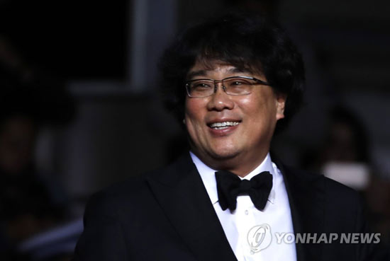 (칸 EPA=연합뉴스) 봉준호 감독이 21일(현지시간) 프랑스 칸에서 열린 제72회 칸국제영화제 경쟁부문 진출작 ‘기생충’(PARASITE)의 공식 상영회에 도착하며 미소짓고 있다.