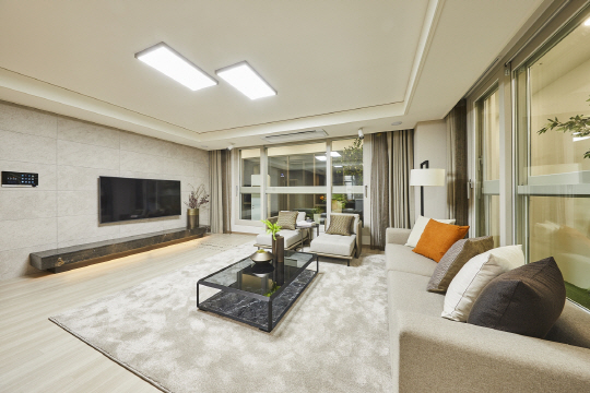 현대산업개발이 광주광역시 중심부인 서구 화정동에 초고층(39층) 랜드마크로 선보이는 ‘광주 화정 아이파크’ 주상복합단지 84㎡ B 타입 거실 모습. 뛰어난 교통 환경, 풍부한 생활편의시설, 우수한 교육환경을 갖춘 광주 화정 아이파크는 오는 30∼31일 1, 2순위 청약에 들어간다.   현대산업개발 제공