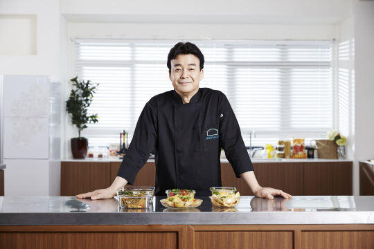 방송에서 활약 중인 백종원 더본코리아 대표가 최근 출연 프로그램을 3개 더 늘렸다. 그는 음식에 대한 전문성과 대중적 친화력으로 여전히 ‘섭외 1순위’로 꼽히고 있다.  뉴시스