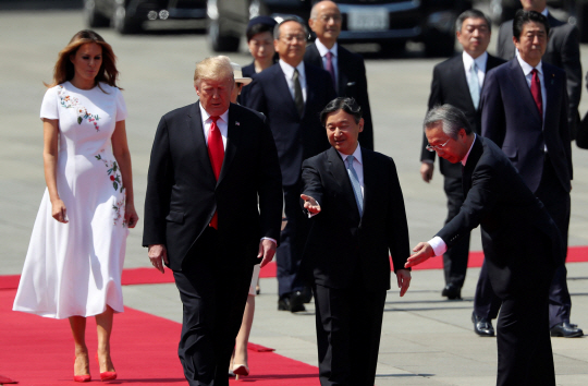 도널드 트럼프(왼쪽 두 번째) 미국 대통령과 부인 멜라니아 여사가 27일 일본 도쿄 고쿄에서 열린 환영식에 나루히토(〃 세 번째) 일왕과 함께 걸어가고 있다. 지난 1일 즉위한 나루히토 일왕을 외국 정상이 만나는 것은 처음이다.  ● 연합뉴스