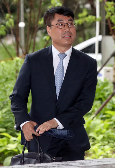 유해용 전 대법원 수석재판연구관이 27일 오전 서초동 서울중앙지법에서 열린 ‘사법행정권 남용’ 의혹 첫 공판에 출석하기 위해 법정으로 향하고 있다. 연합뉴스