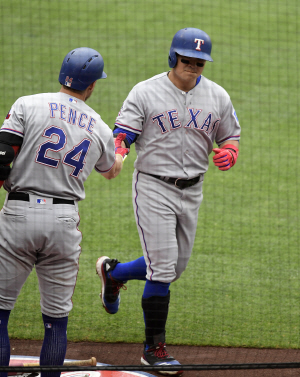 텍사스 레인저스의 추신수(오른쪽)가 27일 오전(한국시간) 미국 캘리포니아주 애너하임의 에인절스타디움에서 열린 메이저리그 LA 에인절스와의 원정경기에서 4회 초 솔로 홈런을 친 후 베이스를 돌고 있다.  AP연합뉴스