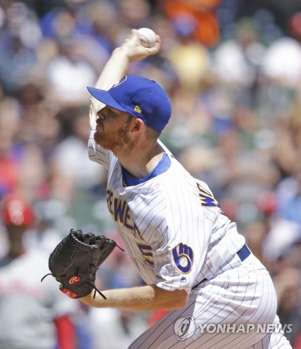 (밀워키 AP=연합뉴스) 밀워키 브루어스 우완 브랜던 우드러프가 27일(한국시간) 밀워키 밀러 파크에서 열린 필라델피아 필리스와의 홈경기에 선발 등판해 역투하고 있다.