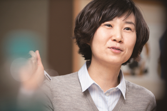 ‘82년생 김지영’의 조남주 작가가 3년 만에 새로운 장편소설 ‘사하맨션’을 출간했다. 이 작품은 ‘82년생 김지영’이 제기한 젠더 이슈에서 범위를 확장해 소외된 약자들이 겪는 부조리 전반에 메스를 들이댄다. 최승도 작가 제공