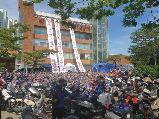 대우조선해양 등과 합병하는 현대중공업의 물적분할을 결정할 주주총회(31일)에 대해 저지투쟁을 벌이고 있는 현대중공업 노조원들이 사전 점거에 들어간 울산 동구 전하동 한마음회관 앞에서 28일 오전 집회를 벌이고 있다.