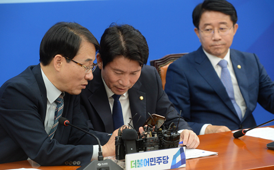 이인영(가운데) 더불어민주당 원내대표가 28일 오전 국회에서 열린 원내대책회의에서 이원욱(왼쪽) 원내수석부대표와 현안을 논의하고 있다. 오른쪽은 조정식 정책위의장.