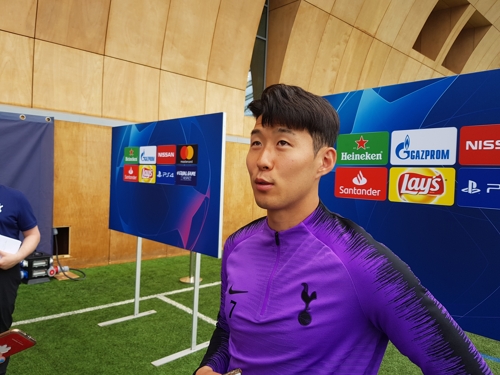 (런던=연합뉴스) 박대한 특파원 = 오는 6월 1일(현지시간) 예정된 유럽축구연맹(UEFA) 챔피언스리그(UCL) 결승을 앞두고 북런던 토트넘 홋스퍼 FC 트레이닝 그라운드에서 27일 미디어 데이가 열렸다. 손흥민 선수가 취재진과 인터뷰를 하는 모습.