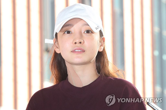(서울=연합뉴스) 전 남자친구와 폭행여부를 두고 공방을 벌이고 있는 아이돌 그룹 카라 출신인 구하라(27)가 18일 오후 서울 강남경찰서에 출석, 취재진의 질문을 듣고 있다. 구 씨는 지난 13일 새벽 전 남자친구 A씨 폭행 논란에 대해 쌍방폭행을 주장하고 있다. 2018.9.18