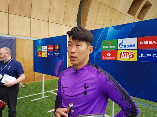 (런던=연합뉴스)  27일(현지시간) 영국 북런던 토트넘 홋스퍼 FC 트레이닝 그라운드에서 열린 미디어데이에서 손흥민이 취재진과 인터뷰하고 있다. 2019.5.28