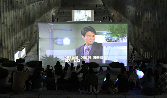 지난해 열렸던 이화그린영상제 기간 중 ECC밸리에 설치된 대형스크린에 영화가 상영되고 있다. 이화여대 제공