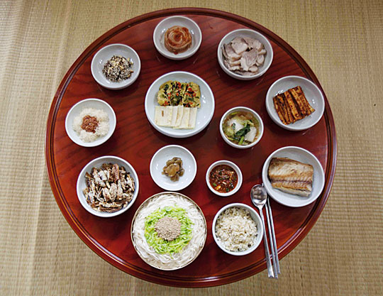 경북 안동의 고택 수졸당의 종부가 정갈하게 차려낸 내림음식상. 건진국수에다 명태찜, 고추부각, 북어 보푸라기 등을 찬으로 내놓았다.