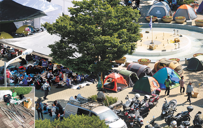 회사 물적분할에 반대하며 파업에 돌입한 현대중공업 노조원들이 29일 오전 주주총회 개최 예정 장소인 울산 동구 전하동 한마음회관 앞에서 텐트를 치고 농성하고 있다. 왼쪽 하단 사진은 노조 차량에서 나온 쇠파이프와 시너. 신창섭 기자 bluesky@