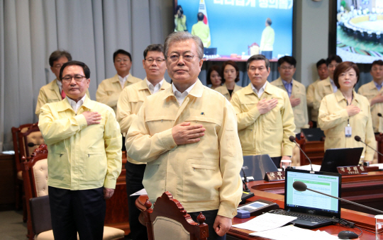 문재인 대통령이 29일 오전 청와대 여민관 영상회의실에서 열린 을지태극 국무회의에서 국무위원들과 함께 국기에 대한 경례를 하고 있다. 둘째줄 왼쪽부터 유영민 과학기술정보통신부 장관, 김연철 통일부 장관, 정경두 국방부 장관, 진선미 여성가족부 장관.  연합뉴스