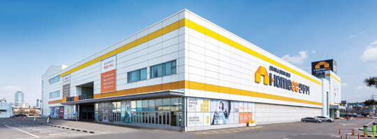 집 꾸미기 자재 및 제품 구매와 시공이 한 번에 가능한 홈씨씨 인테리어 인천점을 찾은 고객들이 상품을 살펴보고 있다. 아래 사진은 인천 서구 중봉대로에 자리한 인천점 전경 . KCC 제공