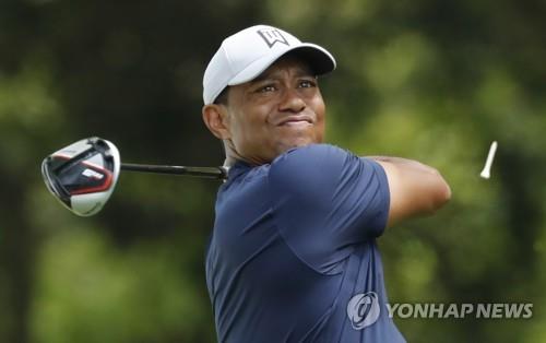 우즈의 힘찬 드라이버샷.[EPA=연합뉴스]