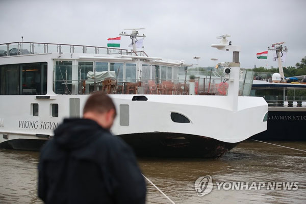 (부다페스트=연합뉴스) 한국인 관광객들이 탑승한 유람선 ‘허블레아니’(헝가리어로 ‘인어’)와 추돌한 것으로 추정되는 바이킹 크루즈가 30일 오전 부다페스트 다뉴브강에 정박해 있다.