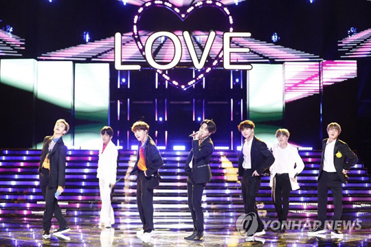 (서울=연합뉴스) 그룹 방탄소년단이 21일(현지시간) 미국 로스앤젤레스 유니버설 시티(Universal City)에서 열린 ‘더 보이스(The Voice)’ 결승전에서 축하 공연을 펼치고 있다. 2019.5.22 [Trae Patton/NBC 제공]