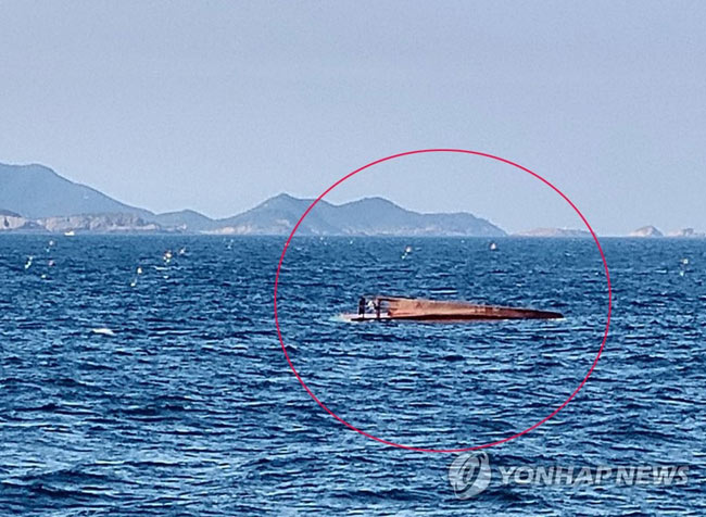 부안 해상서 전복된 어선[부안 해경 제공]