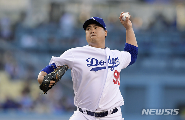 【로스앤젤레스=AP/뉴시스】LA 다저스의 류현진이 30일(현지시간) 미 캘리포니아주 로스앤젤레스 다저스타디움에서 열린 2019 메이저리그 뉴욕 메츠와의 경기에 등판해 역투하고 있다. 류현진은 7회까지 3피안타 7탈삼진 무실점을 이어가며 시즌 8승 사냥에 나서고 있다. 2019.05.31.