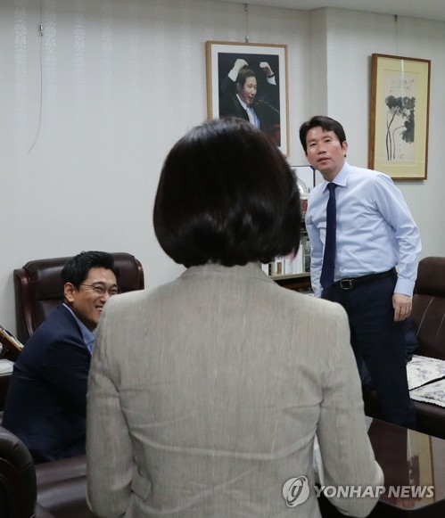 2일 국회의원회관 이인영 원내대표실에서 여야 3당 원내대표가 회동을 가진 가운데 이인영 더불어민주당 원내대표(오른쪽)와 오신환 바른미래당 원내대표(왼쪽)가 나경원 자유한국당 원내대표를 맞이하고 있다.