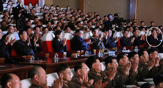 지난 2월 말 ‘미·북 하노이 정상회담’ 결렬 이후 숙청설이 돌았던 김영철(두 번째 줄 원 안) 북한 노동당 부위원장이 2일 김정은(〃 왼쪽 세 번째) 국무위원장의 군인가족예술소조경연 관람에 동석했다고 조선중앙통신이 3일 보도했다. 왼쪽부터 최룡해 최고인민회의 상임위원장 겸 국무위원회 제1부위원장, 김 위원장 부인 리설주, 김 위원장, 김수길 인민군 총정치국장, 리만건 노동당 부위원장, 박광호 당 부위원장, 김평해 당 부위원장, 김 부위원장. 연합뉴스