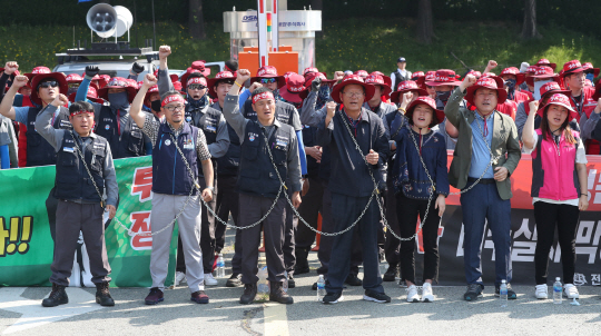 3일 오전 경남 거제시 대우조선해양 정문 앞에서 대우조선 노조원들이 현대중공업의 현장실사를 반대하는 구호를 외치고 있다. 연합뉴스