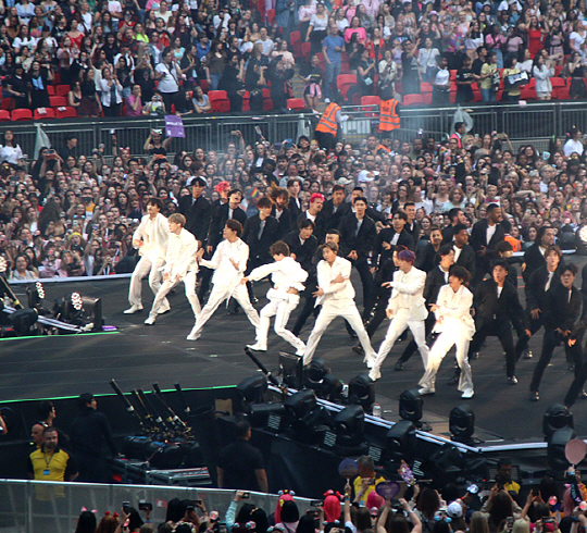 방탄소년단(BTS)이 1일 영국 런던 웸블리 스타디움에서 유럽투어 ‘러브 유어셀프: 스피크 유어셀프’ 공연을 펼치고 있다. 이날 공연에는 6만 명의 관객이 몰렸다.   런던=김인구 기자 clark@