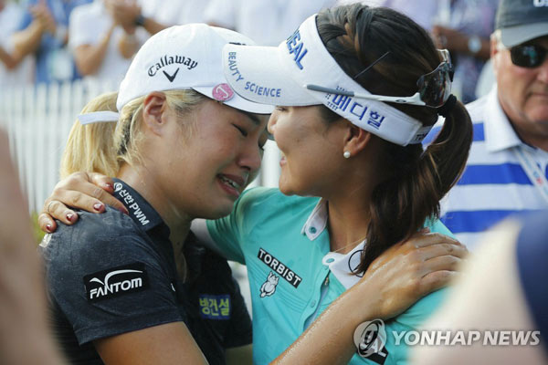 이정은 우승 축하해주는 유소연[AP=연합뉴스]