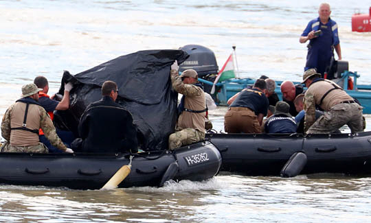26명의 한국인 사망·실종자가 발생한 헝가리 다뉴브 강 유람선 침몰 사고 엿새째인 3일(현지시간) 오후 부다페스트 사고 현장에서 한국 정부 합동신속대응팀 잠수사가 수습한 한국인 여성 추정 시신을 헝가리 구조대가 옮기고 있다.   뉴시스