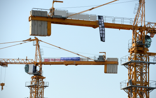 한국노총과 민주노총 등 타워크레인 양대 노조가 파업에 들어간 가운데, 4일 서울 영등포구 신길동의 한 아파트 건설 현장의 타워크레인이 멈춰서 있다.