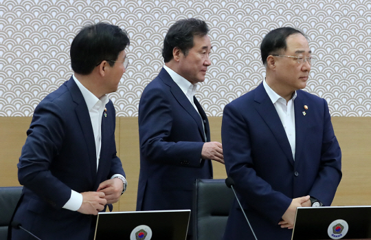 이낙연(가운데) 국무총리가 4일 정부세종청사 국무회의실에서 열린 국무회의에 참석하고 있다. 오른쪽은 홍남기 부총리 겸 기획재정부 장관.  뉴시스
