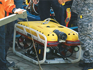 선체 촬영을 위해 투입 대기 중인 ‘수중 드론’.