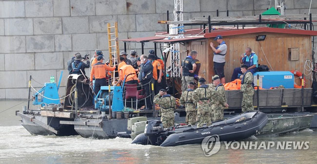 (부다페스트=연합뉴스) 다뉴브강 유람선 침몰사고 엿새째인 3일(현지시간) 헝가리 부다페스트 다뉴브강에서 수중 수색에 나선 한국 신속대응팀 잠수부가 작업을 마치고 복귀하고 있다. 2019.6.4