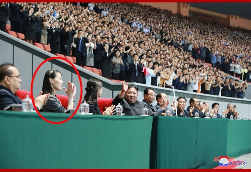 (평양 조선중앙통신=연합뉴스) 지난 4월 최고인민회의 이후 모습을 보이지 않던 김여정(붉은 원) 북한 노동당 선전선동부 제1부부장이 김정은 국무위원장의 대집단체조 예술공연 관람 수행을 통해 공식석상에 다시 등장했다. 2019.6.4