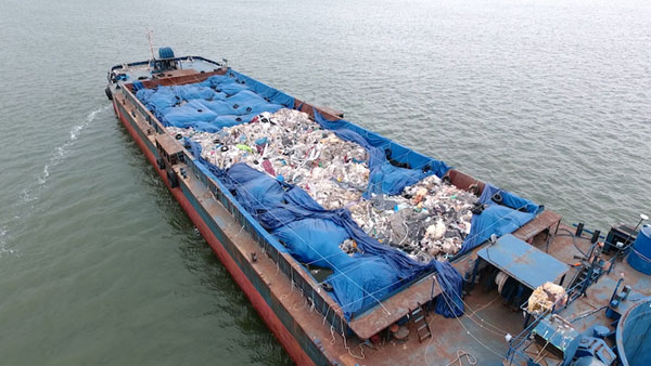 당진항 앞 해상에 정박된 해상바지선에 해외로 수출한다고 불법 수거한 폐기물이 적치돼 있다. 해양경찰청 제공