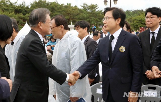 【광주=뉴시스】문재인 대통령이 지난달 18일 오전 광주 북구 국립5·18민주묘지에서 열린 ‘제39주년 5·18민주화운동 기념식’에 입장하며 황교안 자유한국당 대표와 악수하고 있다. 2019.05.18.