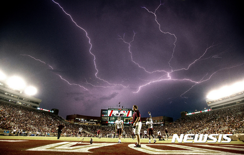 【서울=뉴시스】사진은 지난 2015년 9월5일 미국 텍사스주 도크 캠벨 미식축구 경기장에서 번개가 내리치는 장면이다. 2019.06.04
