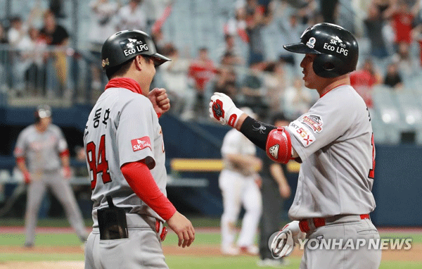 (서울=연합뉴스) 4일 서울 구로구 고척 스카이돔에서 열린 2019 KBO리그 키움 히어로즈와 SK 와이번스의 경기. 9회초 2사 1,2루에서 SK 최정이 1타점 적시타를 친 뒤 주루코치와 주먹을 맞대고 있다.