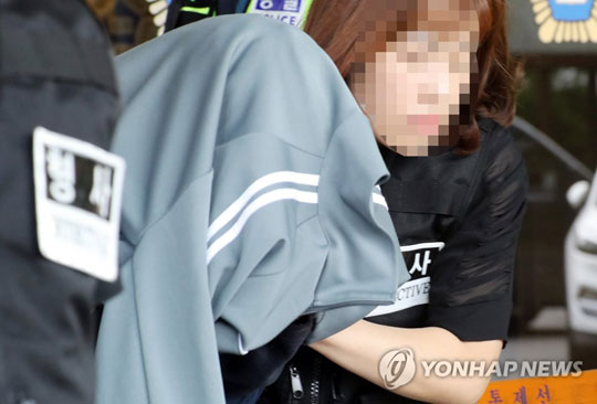 (제주=연합뉴스) 전 남편을 살해하고 시신을 유기한 혐의를 받는 30대가 4일 오전 구속 전 피의자 심문을 받고 제주지방법원을 나서고 있다. 2019.6.4