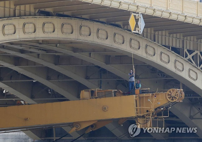(부다페스트=연합뉴스) 허블레아니호 침몰 사고 발생 열흘째인 7일(현지시간) 사고선박을 인양할 크레인 클라크 아담이 헝가리 부다페스트 머르기트 다리를 지나고 있다. 2019.6.7